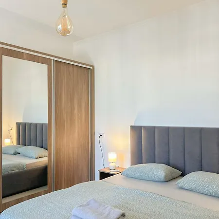 Direct Sea View Apartment *
